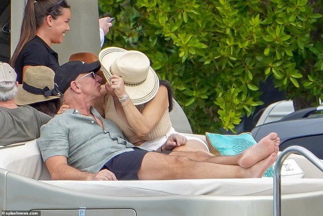 PHOTO: Jeff Bezos with the girlfriend on vacation and doesn't take his hands off her