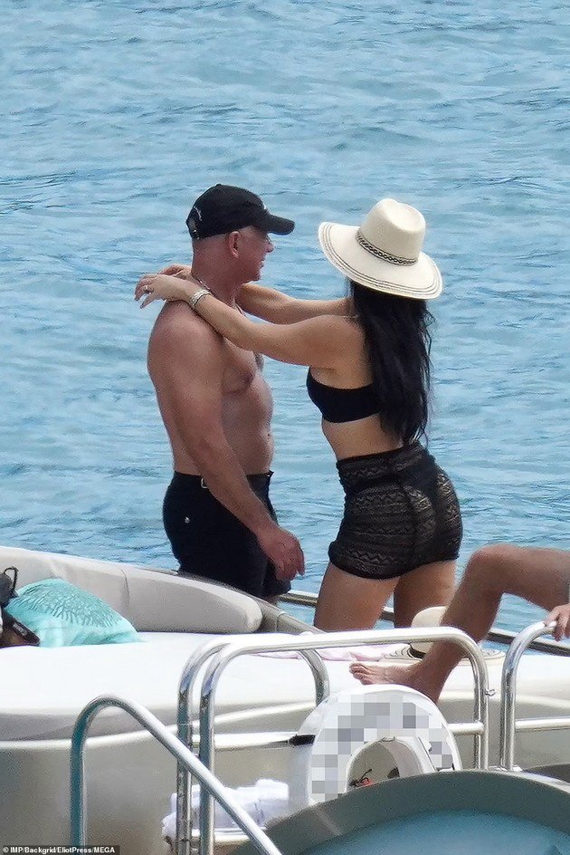 PHOTO: Jeff Bezos with the girlfriend on vacation and doesn't take his hands off her