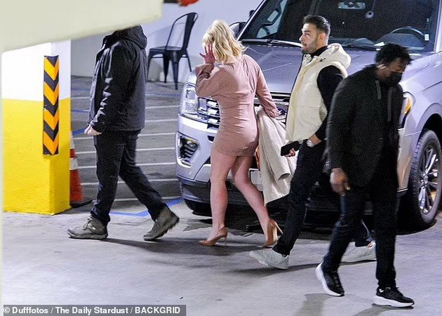 PHOTO: Britney Spears in a mini dress had dinner with her fiancé Sam Asghari