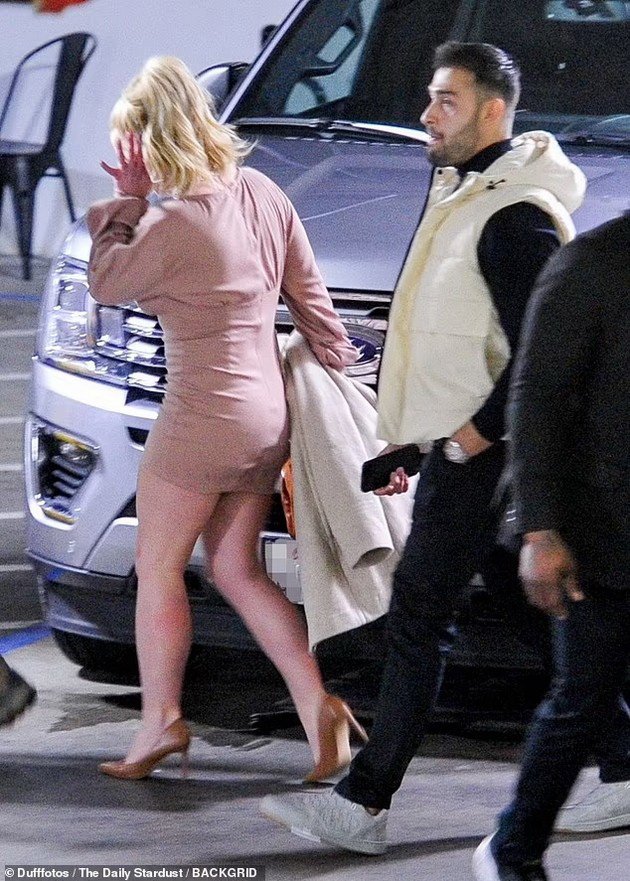 PHOTO: Britney Spears in a mini dress had dinner with her fiancé Sam Asghari