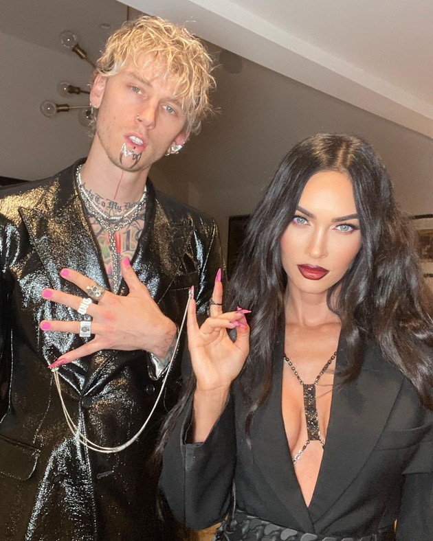 PHOTO: New bizarre appearance of Megan Fox and Machine Gun Kelly - Pulled with a chain attached to their nails
