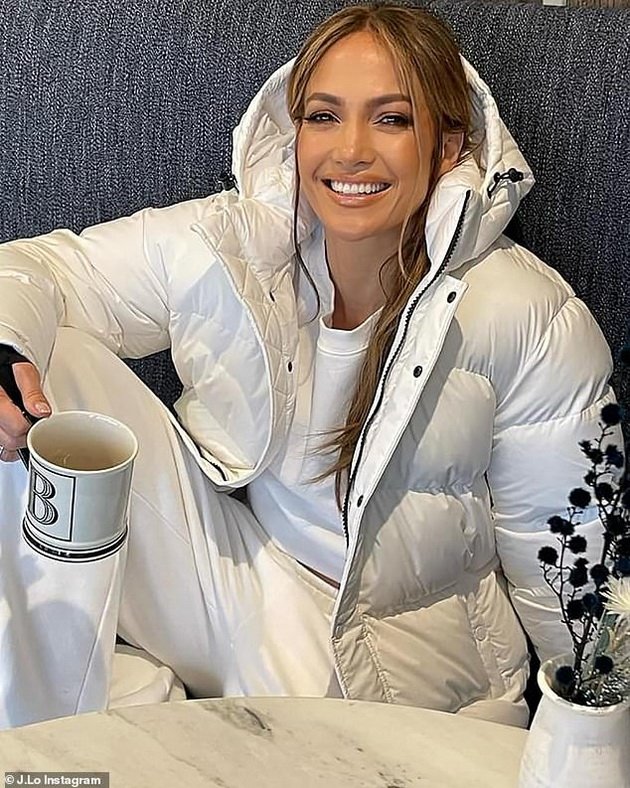 JLO photographed in a relaxed edition while shopping in Los Angeles