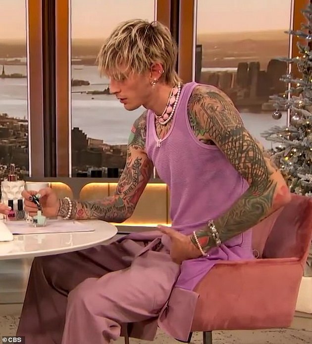 Machine Gun Kelly posted a bizarre photo and revealed: "I'm struggling with mental health"