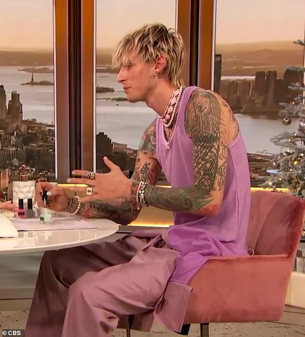 Machine Gun Kelly posted a bizarre photo and revealed: "I'm struggling with mental health"