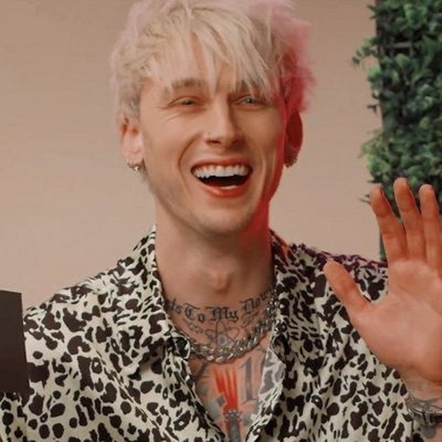 Machine Gun Kelly posted a bizarre photo and revealed: "I'm struggling with mental health"
