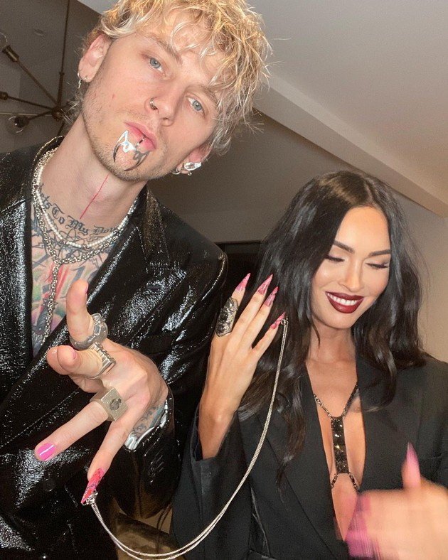 PHOTO: New bizarre appearance of Megan Fox and Machine Gun Kelly - Pulled with a chain attached to their nails