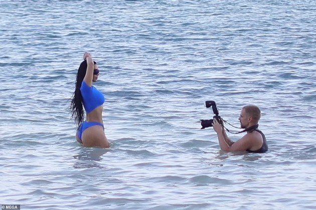 PHOTO: Kendall Jenner in bikini poses in the snow and Kim Kardashian in a provocative edition at the Bahamas