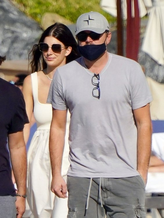 PHOTO: Leonardo DiCaprio enjoys an exotic island with his girlfriend