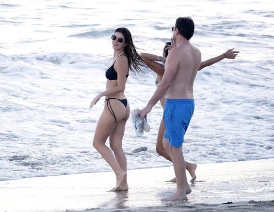 PHOTO: Leonardo DiCaprio enjoys an exotic island with his girlfriend