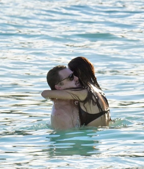 PHOTO: Leonardo DiCaprio enjoys an exotic island with his girlfriend