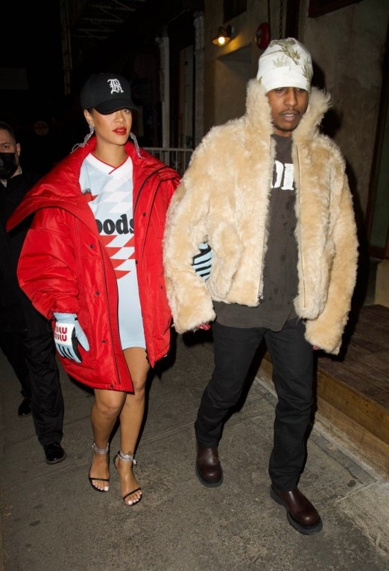 Rihanna will become a mother: The famous singer showed her pregnant belly on a walk with ASAP Rocky