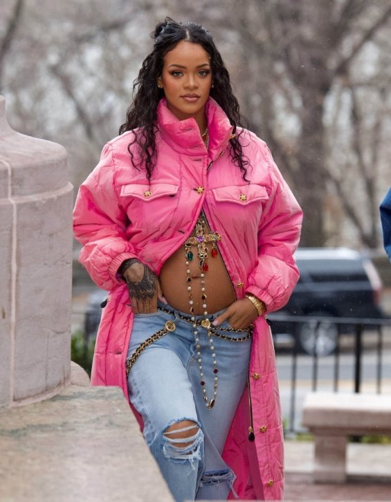 Rihanna will become a mother: The famous singer showed her pregnant belly on a walk with ASAP Rocky
