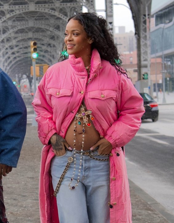 Rihanna will become a mother: The famous singer showed her pregnant belly on a walk with ASAP Rocky