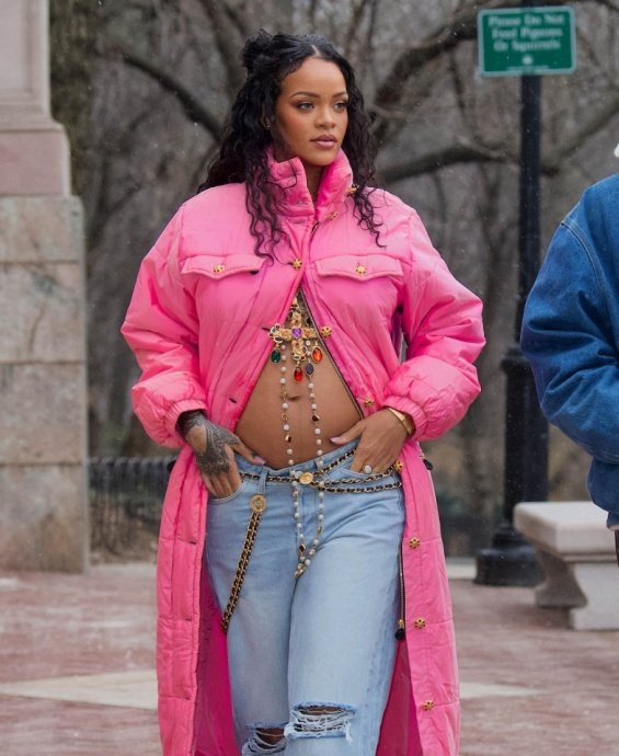 Rihanna will become a mother: The famous singer showed her pregnant belly on a walk with ASAP Rocky