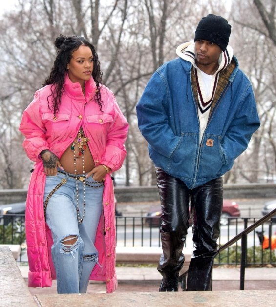 Rihanna will become a mother: The famous singer showed her pregnant belly on a walk with ASAP Rocky