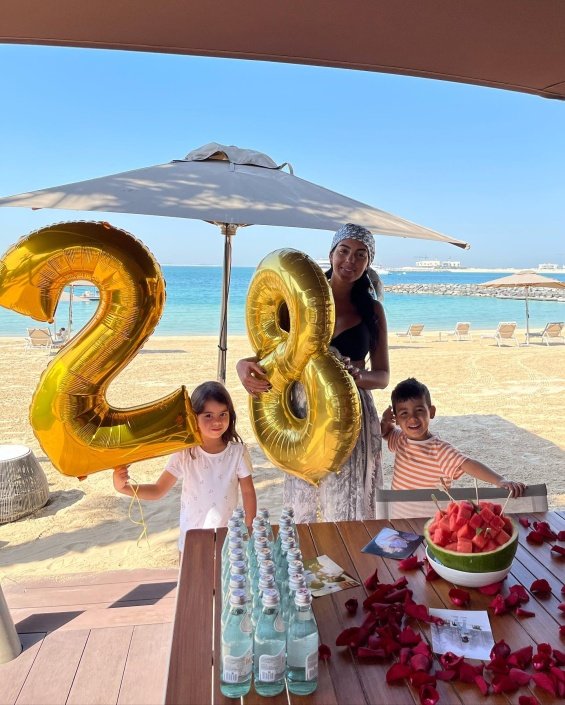 Georgina Rodríguez celebrates birthday with Ronaldo and children in Dubai - See what a surprise she got