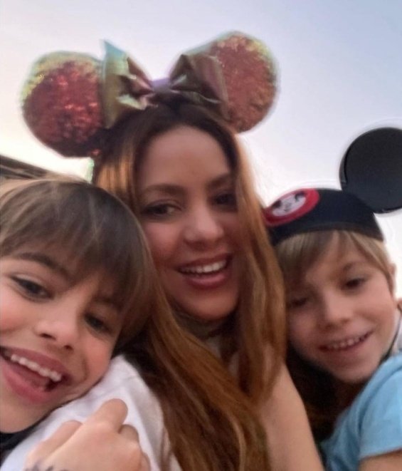 Family party: Shakira with her 2 sons at Disneyland