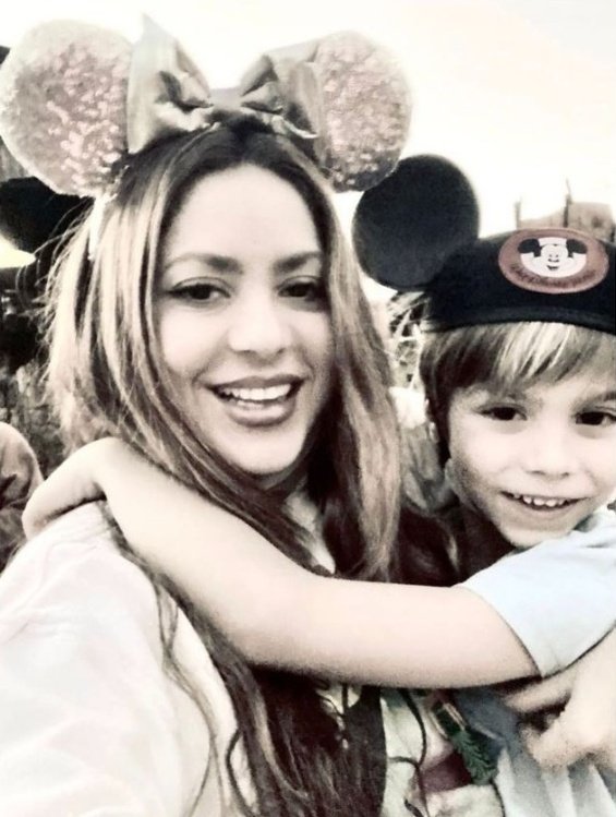 Family party: Shakira with her 2 sons at Disneyland