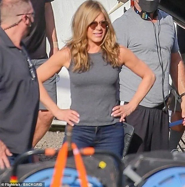 Natural Beauty: Jennifer Aniston of Hawaii in fit shape