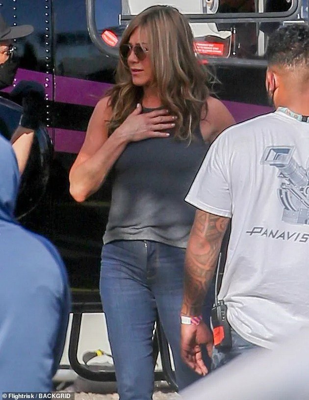 Natural Beauty: Jennifer Aniston of Hawaii in fit shape