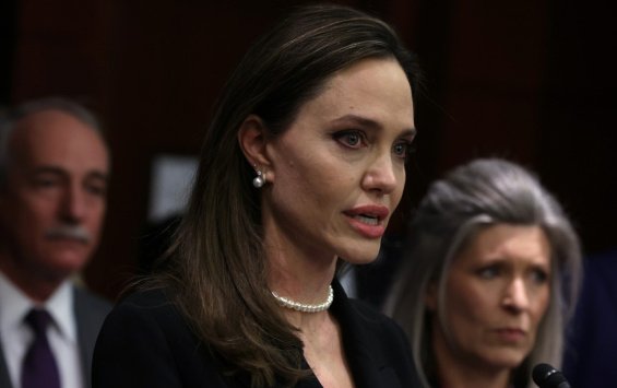 Angelina Jolie with tears in her eyes gave a speech about the victims of domestic violence - She received support from her daughter Zahara