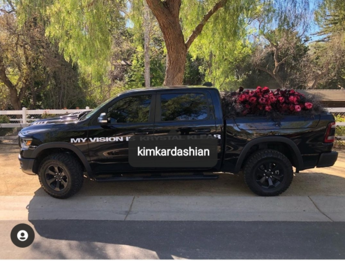 Kanye West broke up with his new girlfriend and sent roses to Kim Kardashian