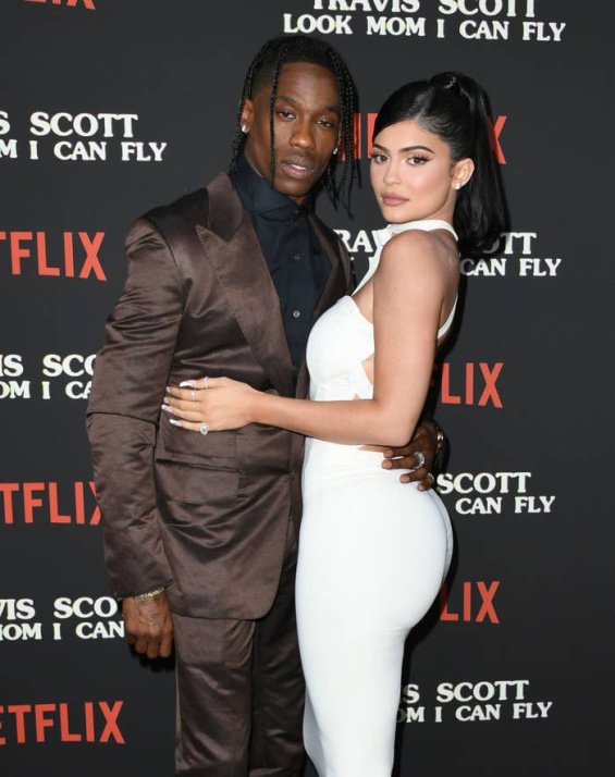 Kylie Jenner gave birth and with a sweet photo revealed that she had a son
