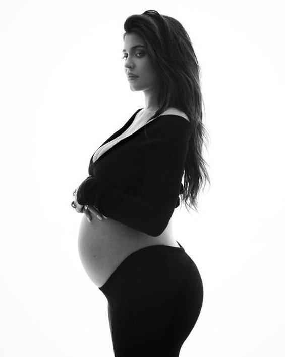 Kylie Jenner gave birth and with a sweet photo revealed that she had a son