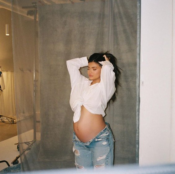 Kylie Jenner gave birth and with a sweet photo revealed that she had a son