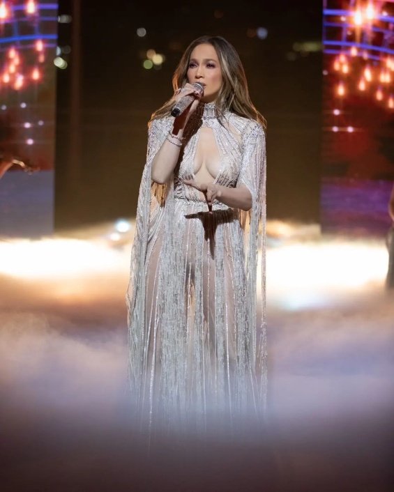 Jennifer Lopez shines in two creations by Elie Saab for a special concert with Maluma