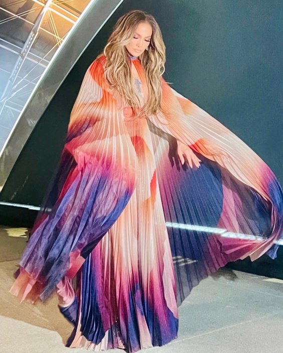 Jennifer Lopez shines in two creations by Elie Saab for a special concert with Maluma