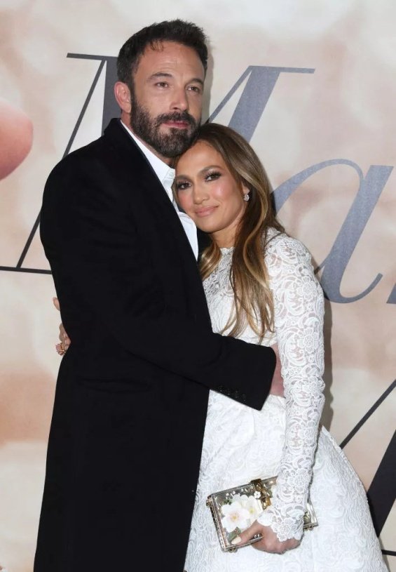 PHOTO: Jennifer Lopez with Ben Affleck and Maluma at the premiere of "Marry Me"