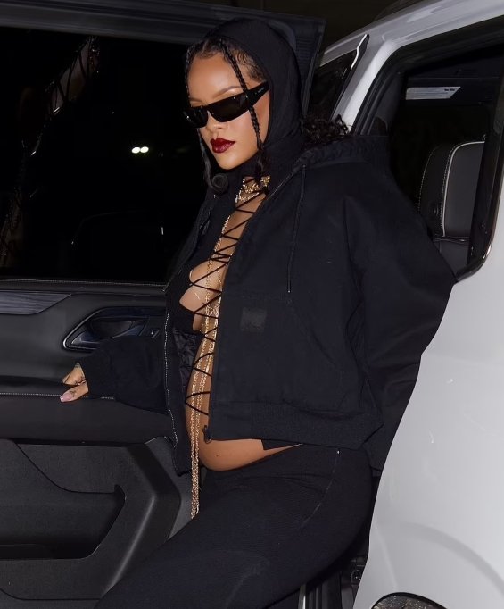 Rihanna highlighted her pregnant belly with provocative styling