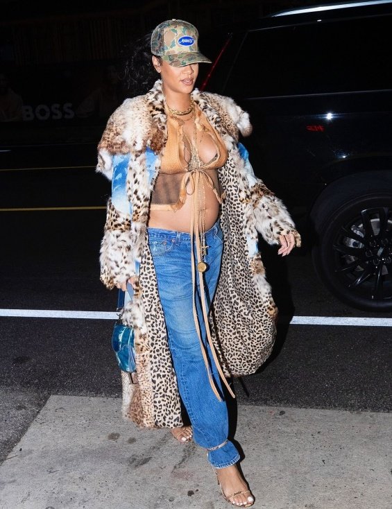 Rihanna exposed her pregnant belly again - A fashion miss or a bold style hit