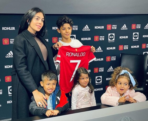 Georgina Rodríguez with the children next to Cristiano Jr. who followed in his father's footsteps