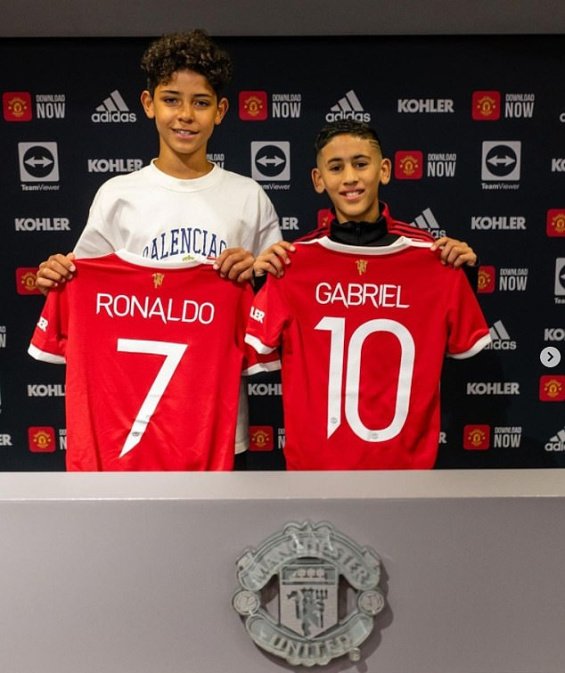 Georgina Rodríguez with the children next to Cristiano Jr. who followed in his father's footsteps