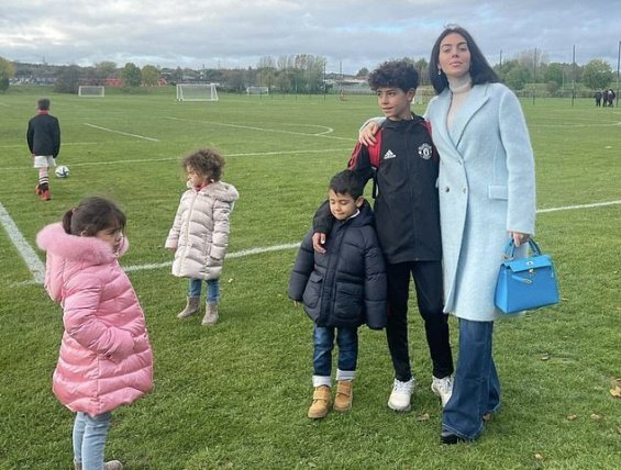 Georgina Rodríguez with the children next to Cristiano Jr. who followed in his father's footsteps