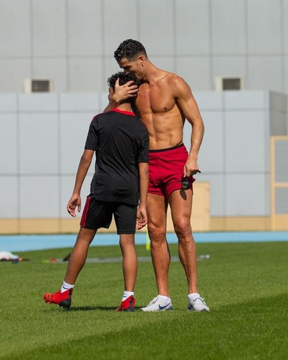 Georgina Rodríguez with the children next to Cristiano Jr. who followed in his father's footsteps