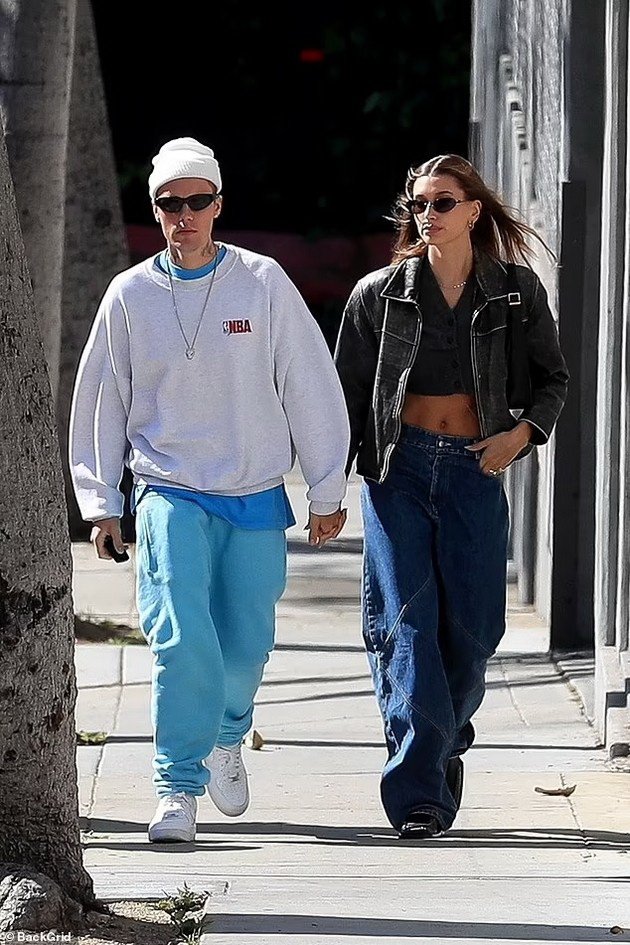 Justin and Hailey Bieber photographed on a walk after hospitalization: "It was scary, but she is strong"