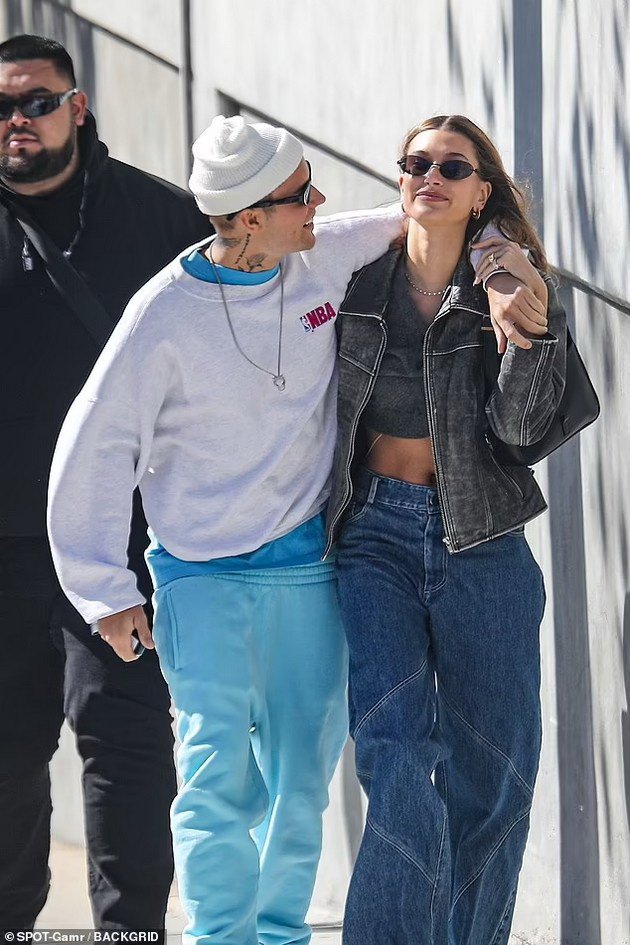 Justin and Hailey Bieber photographed on a walk after hospitalization: "It was scary, but she is strong"