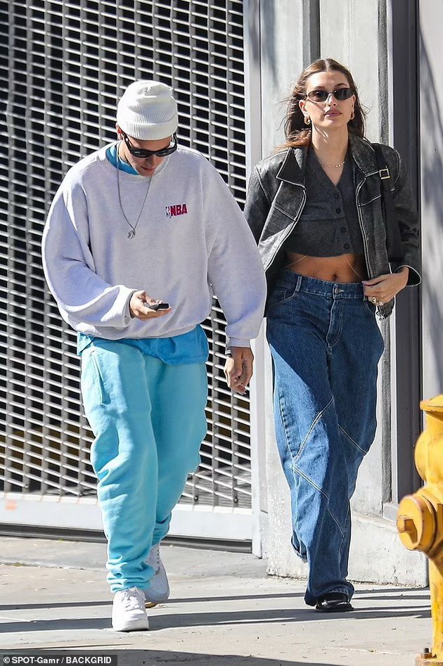 Justin and Hailey Bieber photographed on a walk after hospitalization: "It was scary, but she is strong"