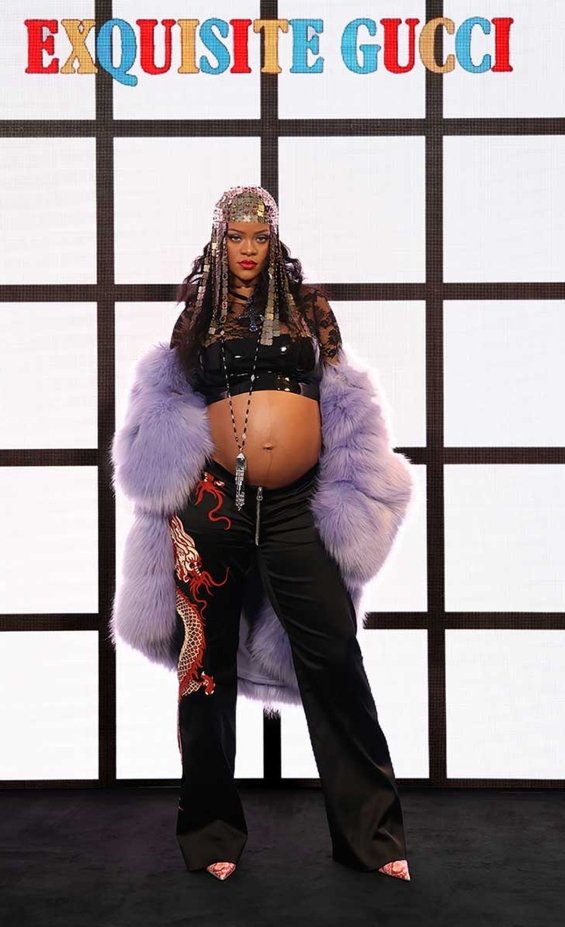 Rihanna with a naked pregnant belly at the Gucci show in Milan