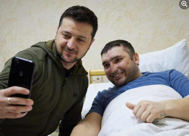 Zelenskyy visits wounded soldiers in hospital and award them with the Order of Courage
