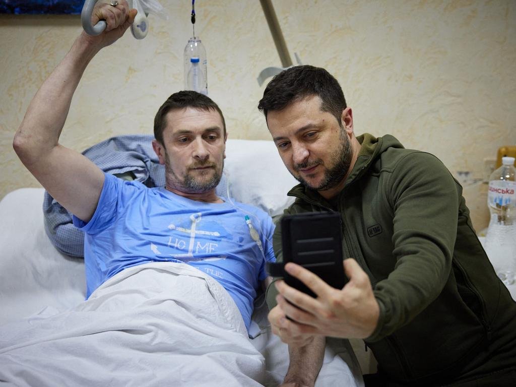 Zelenskyy visits wounded soldiers in hospital and award them with the Order of Courage