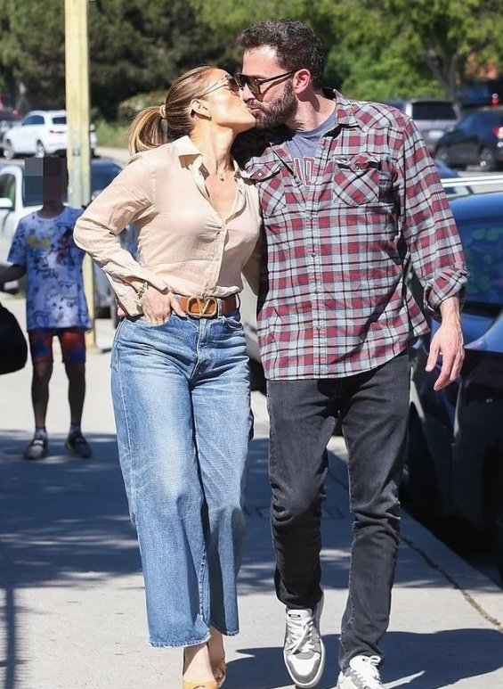 PHOTO: Jennifer Lopez and Ben Affleck kissing on a walk