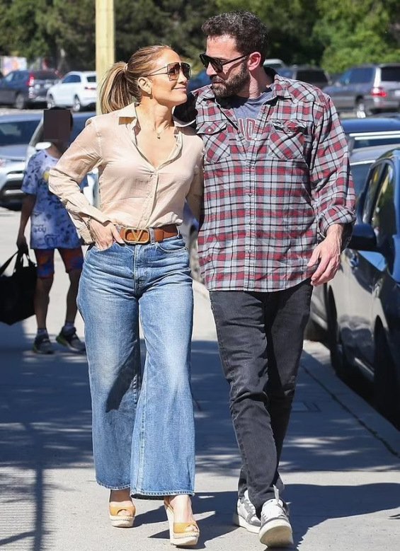 PHOTO: Jennifer Lopez and Ben Affleck kissing on a walk