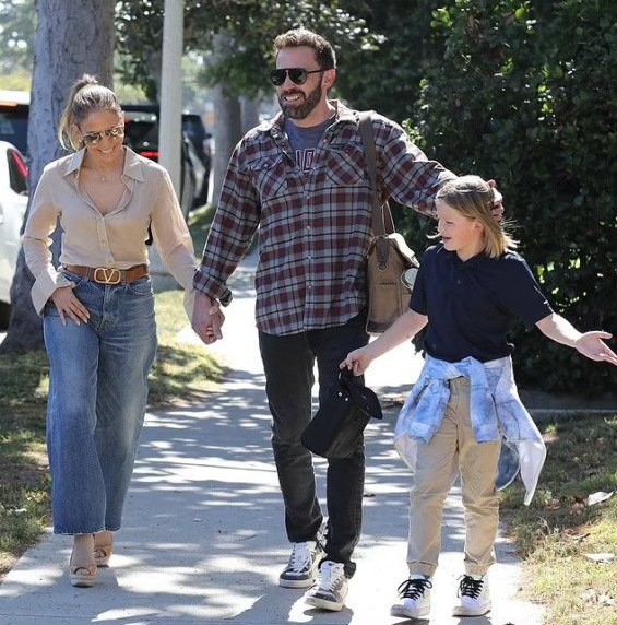 PHOTO: Jennifer Lopez and Ben Affleck kissing on a walk