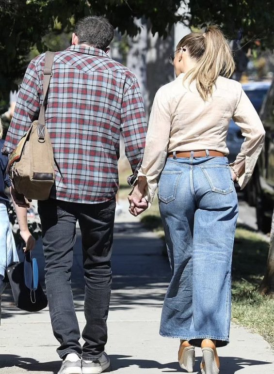 PHOTO: Jennifer Lopez and Ben Affleck kissing on a walk