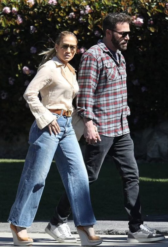 PHOTO: Jennifer Lopez and Ben Affleck kissing on a walk