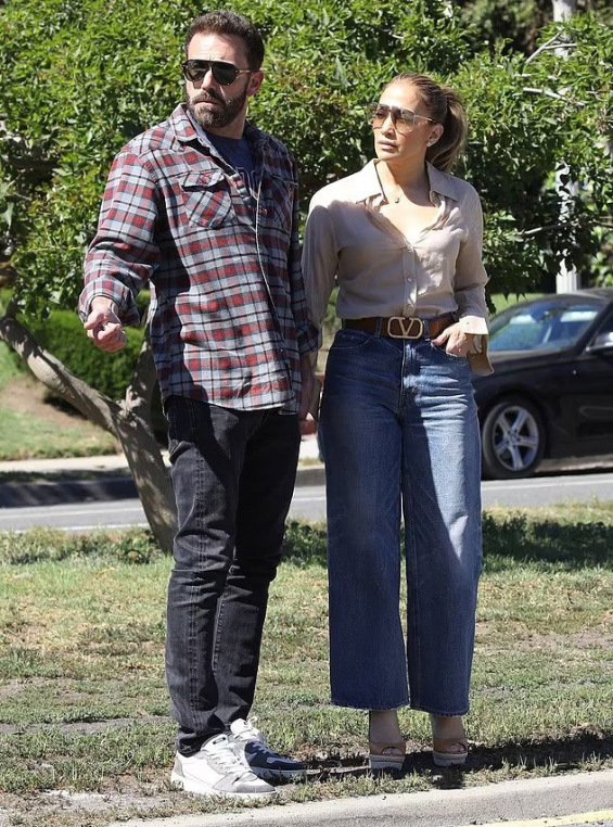 PHOTO: Jennifer Lopez and Ben Affleck kissing on a walk